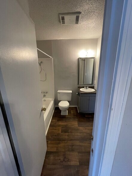 full bath up stairs/ bedroom & hall opening - 1004 Killoden Dr