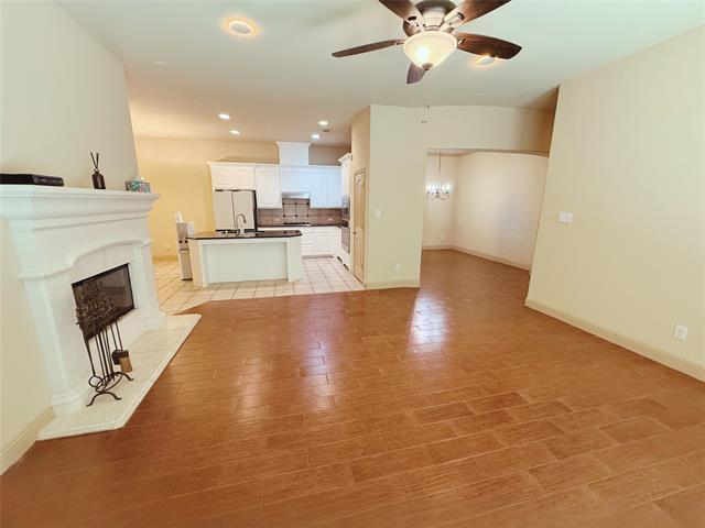 Building Photo - 722 Arbol