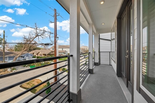 Building Photo - 910 W 21st St