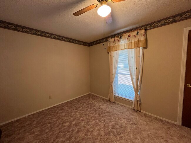 Building Photo - 2108 Selma Dr