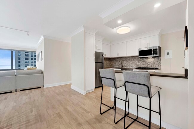 Building Photo - 247 E Chestnut St