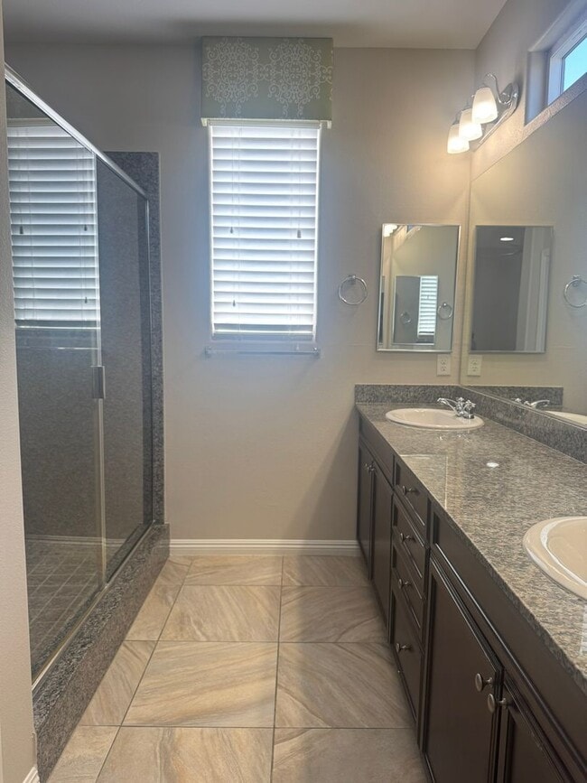 Building Photo - Gorgeous 3 Bed Single Story Home in Hender...