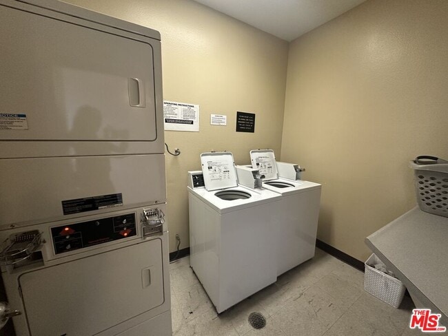 Building Photo - 8614 Burton Wy