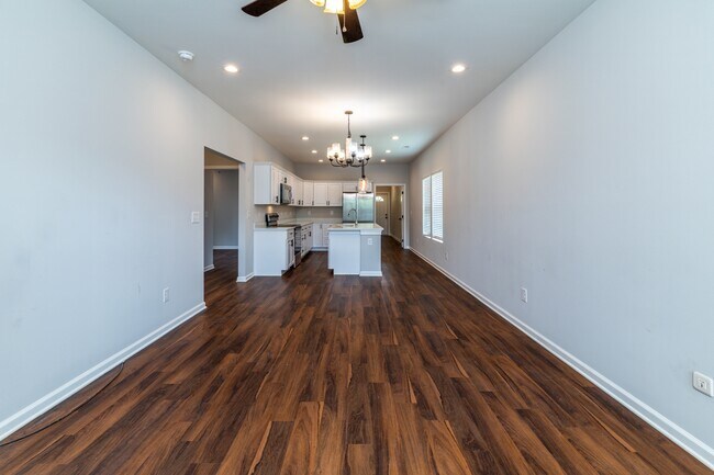 Building Photo - 619 Midlake Dr NE