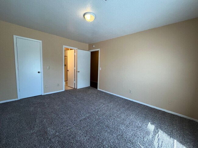 Building Photo - Broken Arrow duplex: 3 bedroom Duplex!