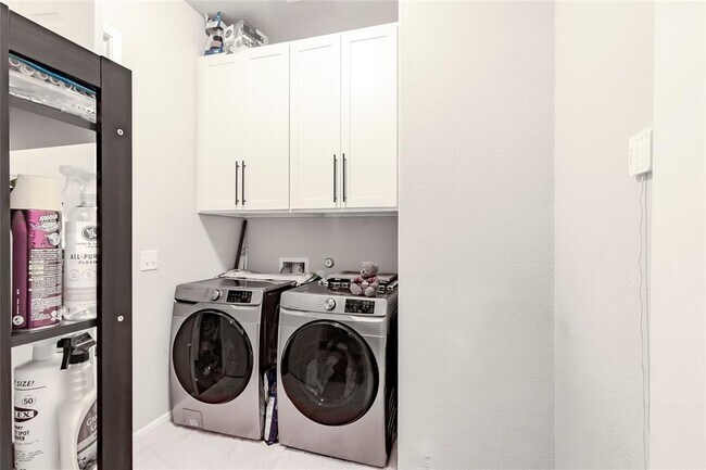 Building Photo - 722 Kingston Pl