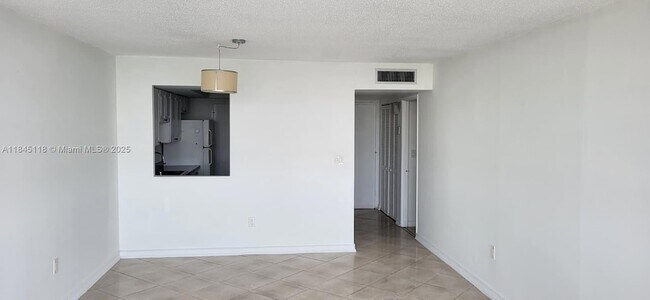 Building Photo - 1301 NE Miami Gardens Dr