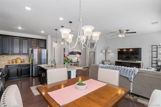 Building Photo - Like new gorgeous ground level Condo with Detached Garage and open floor plan.