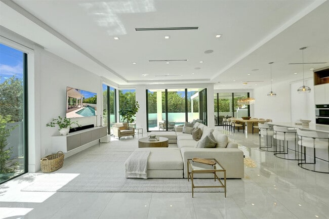 Building Photo - 1111 SE 9th Ave