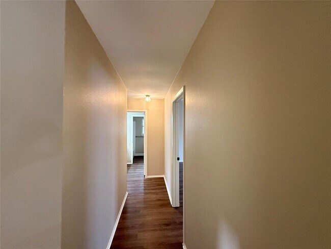 Building Photo - 9510 Newberry Dr