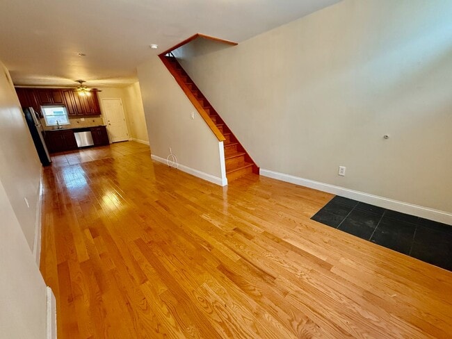 Building Photo - SPACIOUS 3BR/1BA HOUSE w/ Central AC-HARDW...