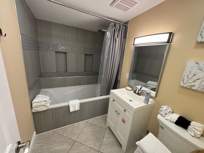 Building Photo - FIRST MONTH OF RENT FREE!!!!!!