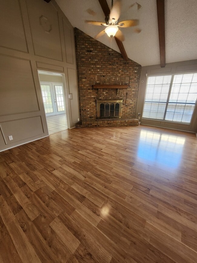 Building Photo - 2 bed 2 bath, 2 car garage