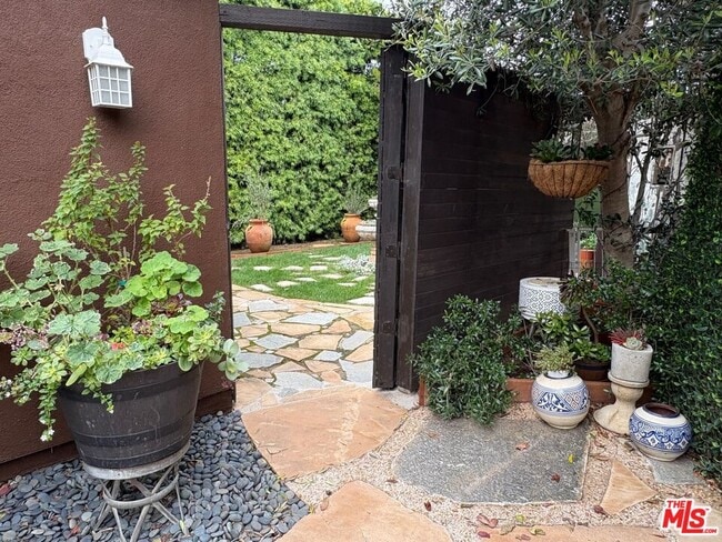 Building Photo - 777 El Medio Ave