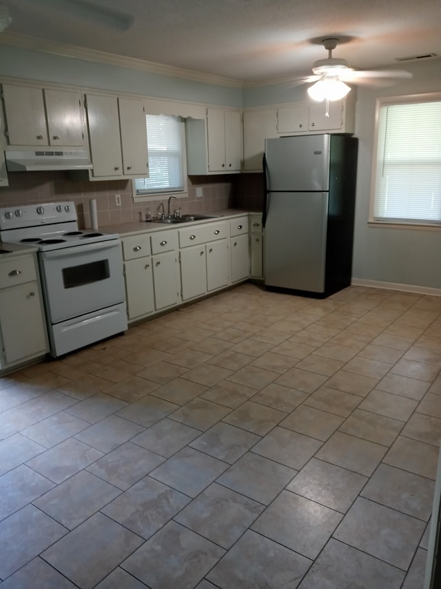 large kitchen - 106 Pattock Ct