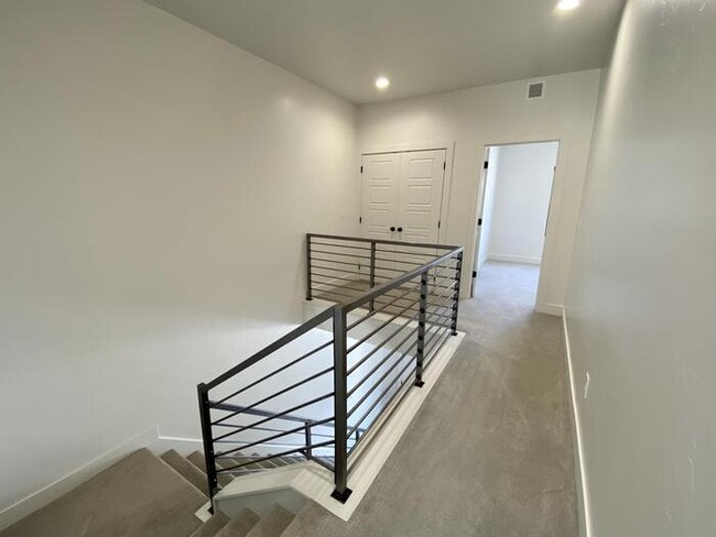 Building Photo - Draper townhome with VIEWS!