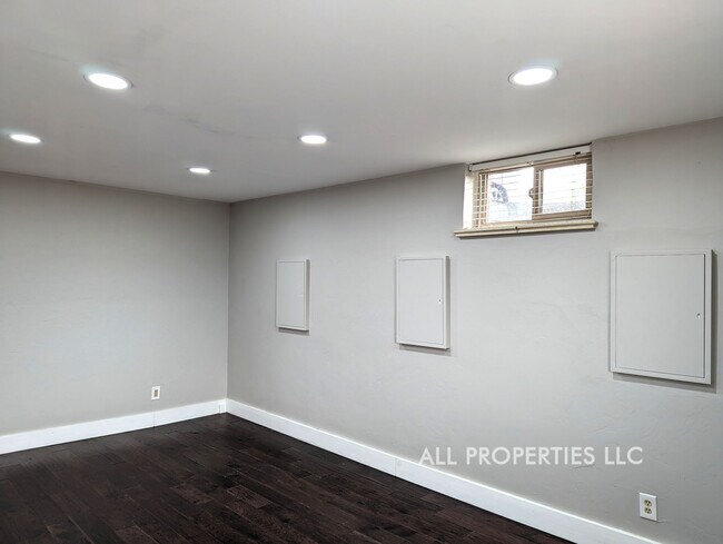 Building Photo - 1005 Newton St