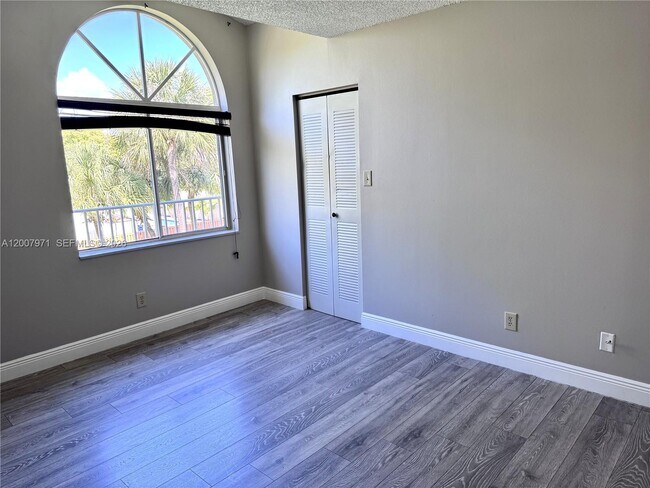 Building Photo - 10420 SW 158th Ct