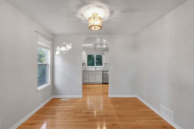 Building Photo - Stunning home on Millstream for rent!