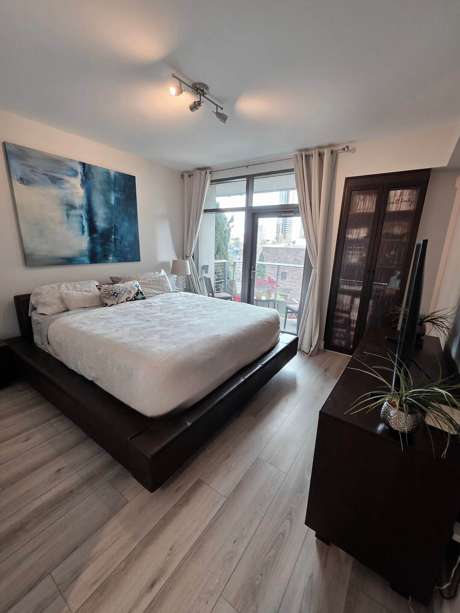 Building Photo - 645 Front St