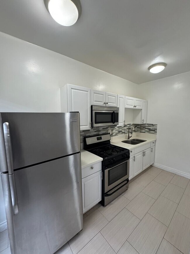 Building Photo - 203 S Kenmore Ave