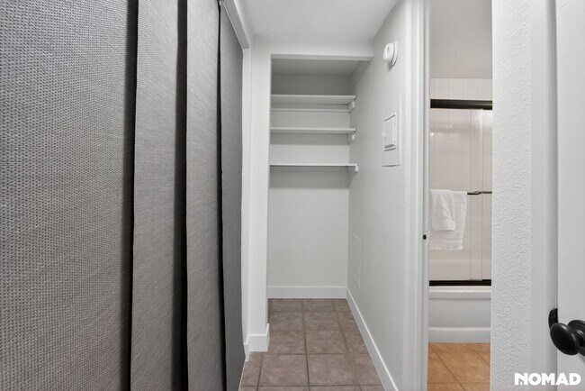 Building Photo - Charming Studio Condo in Denver