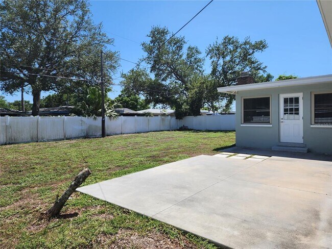 Building Photo - 2347 Eastwood Dr