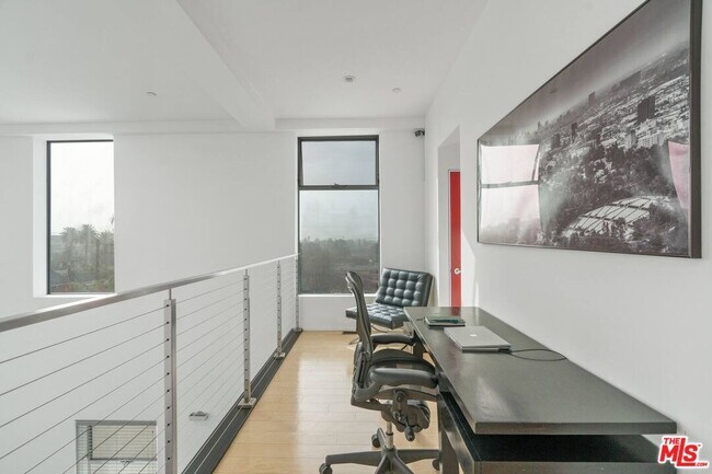Building Photo - 611 N Bronson Ave