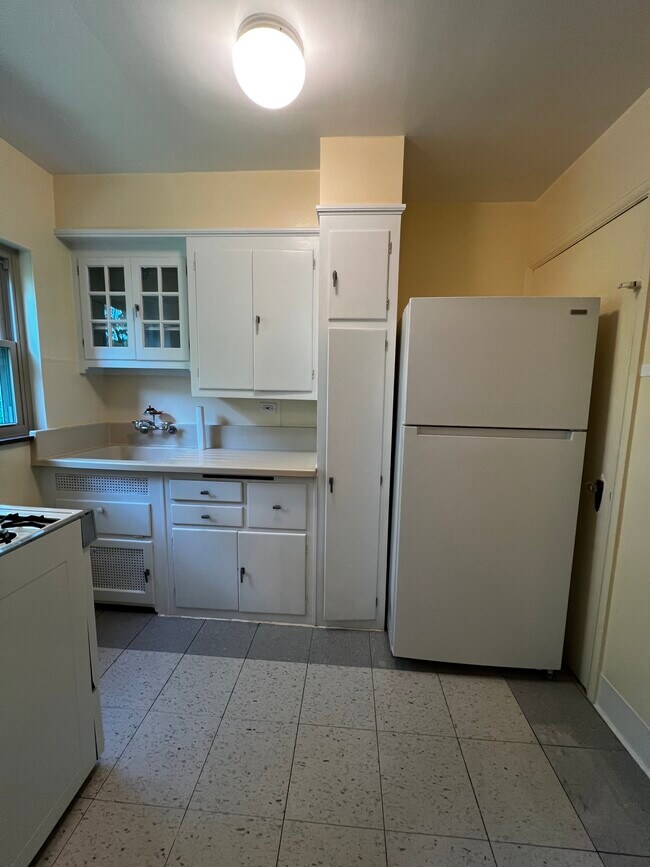 Kitchen - 4912 Relleum Avenue