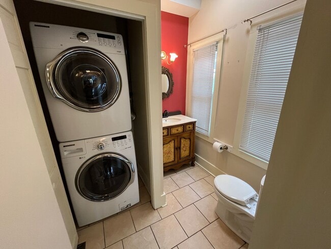 Building Photo - Premium location!  Downtown 3BR 2.5BA with 2 car garage