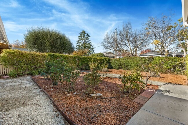 Building Photo - Spacious 4BR/3BA Home in Top-Rated School District!