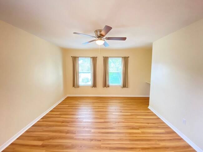Building Photo - Wow! 2 bedroom, 2.5 bath, two story townho...