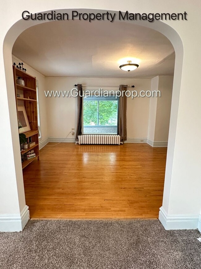 Building Photo - Linden Hills Upper Level Duplex, Sunroom, ...