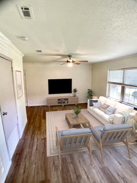 Building Photo - 6036 Circle Dr