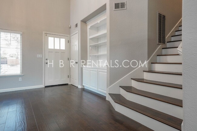 Building Photo - Bright Craftsman-Style 4 Bedroom Home in Q...