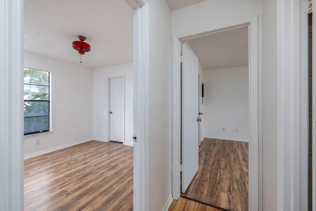 Building Photo - 662 NW Cardinal Dr