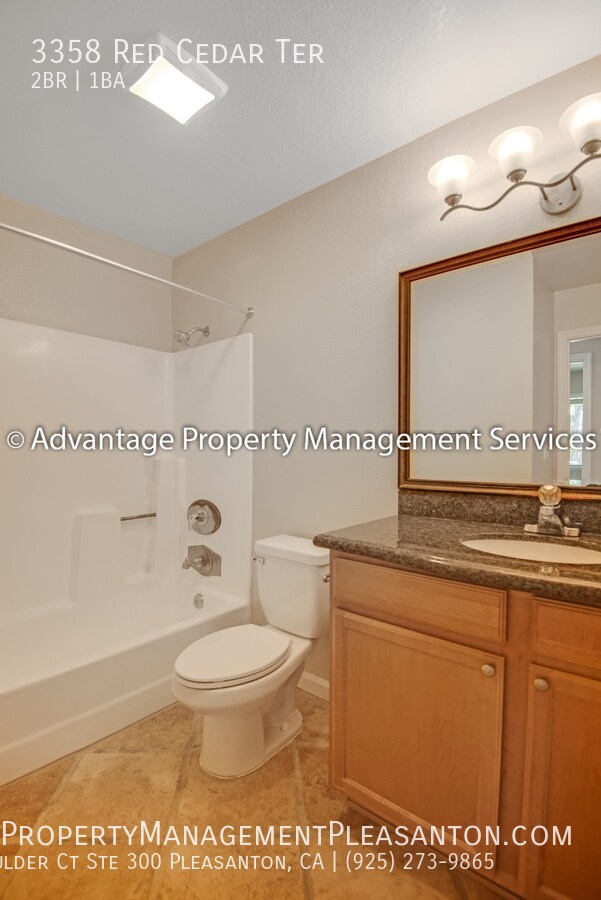 Building Photo - Welcoming 2 bed, 1 bath 750 sq ft condo lo...