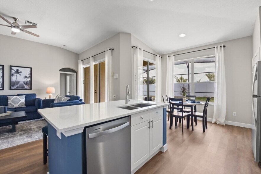 Building Photo - 8022 King Palm Cir