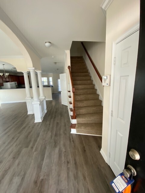 Building Photo - Beautiful 3 Bedroom 2.5 Bath Town Home in ...