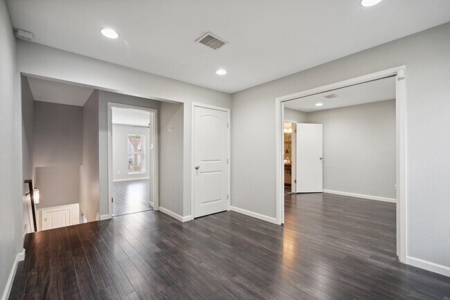 Building Photo - 768 Worthshire St