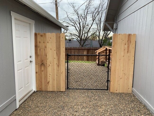 Building Photo - Cute 2 Bedroom in West Redding