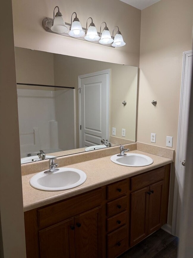 Building Photo - Lovely 3 Bedroom 2.5 Bath Townhouse | Leasing Special Available!