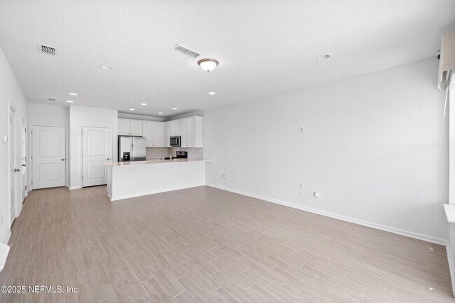 Building Photo - 180 Brandon Lks Dr