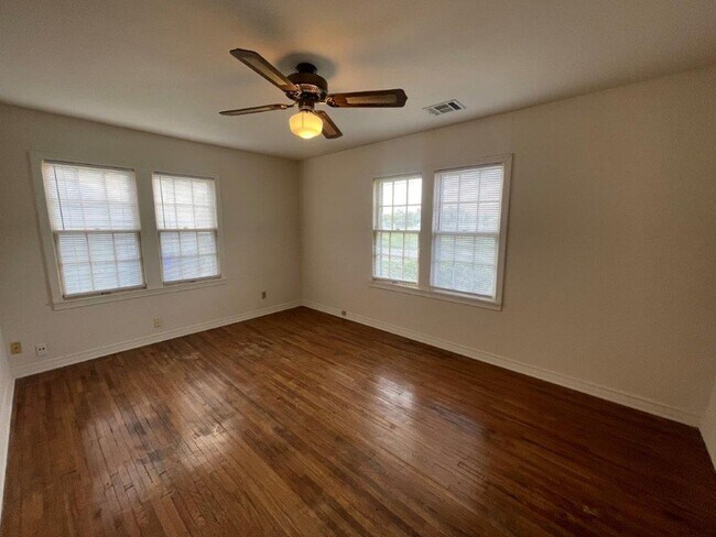 Building Photo - 2 bed 1&1/2 bath, detached garage in Norman