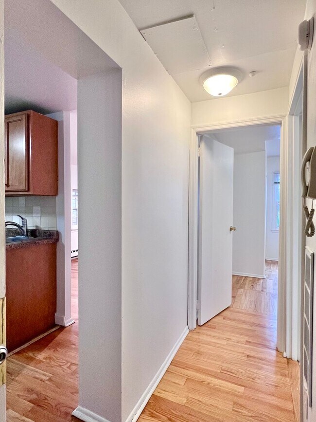 Building Photo - Spacious 1 BR w/ Private Entrance & Renovated Bath and Kitchen!