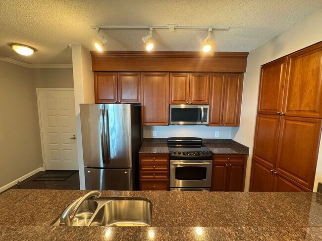 Building Photo - Bright 1 Bed 1 Bath Condo With Sunroom In ...