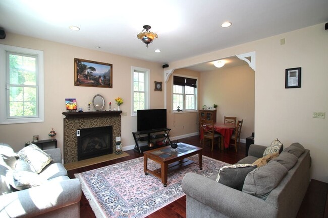 Building Photo - 4 Bedroom House For Rent