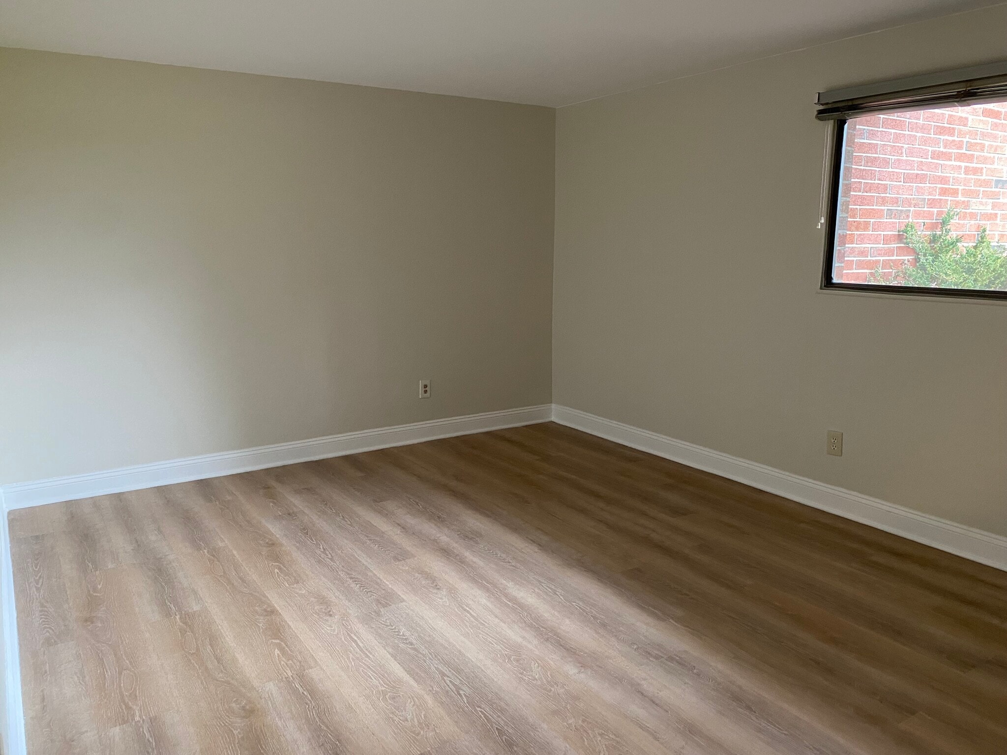 Main Bedroom - 220 Oak St