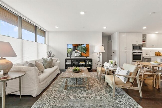 Building Photo - 900 S 1st St