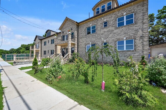 Building Photo - 14949 Hawtree St